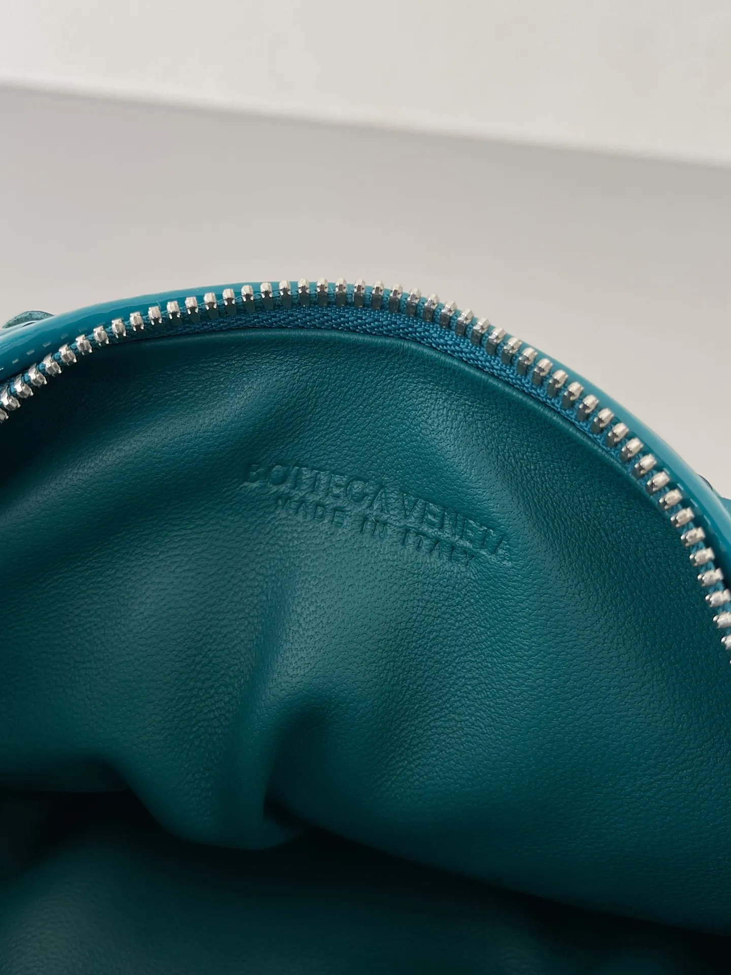 Mini Jodie Patent Leather New Color Bottega Veneta ͙.——The latest woven knotted hobo, the bag has a unique shape, is particularly practical and durable. It retains the traditional woven elements while being a little more flamboyant ~ Made of hand-woven cowhide, zipper opening and closing, curved seamless structure, effortless to match, highly recommended ⚠️⚠️⚠️ Size: 23cm*15cm*5cm